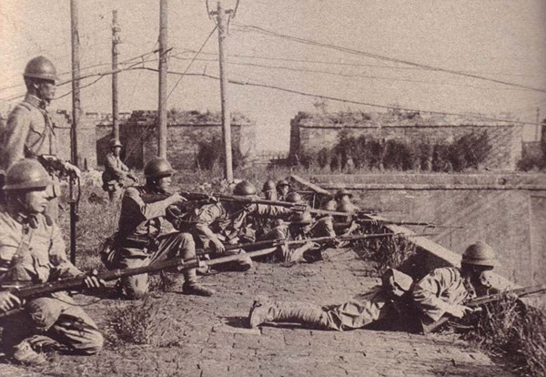 Japanese soldiers of 29th Regiment taking an offensive posture on the Mukden Little West Gate, 19 Sep. 1931, Shenyang, China